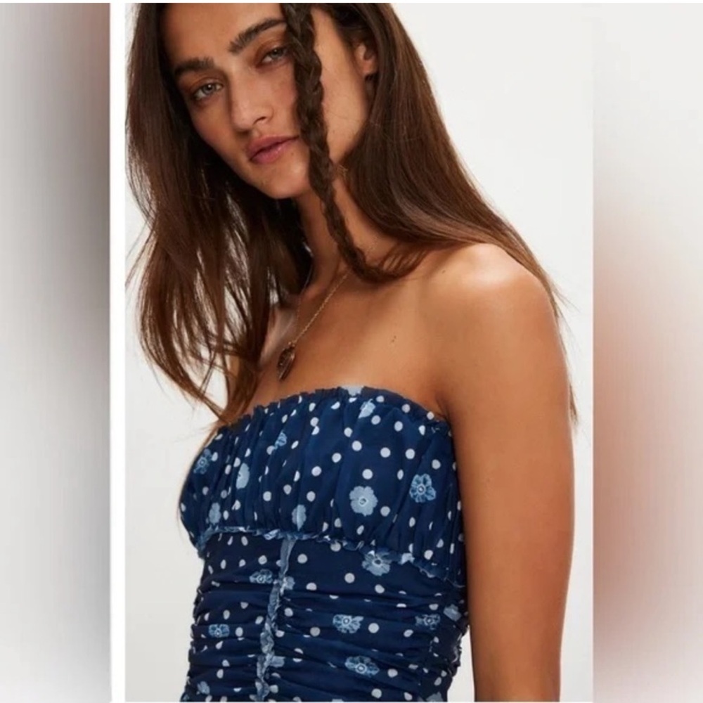 FREE PEOPLE BLUE DAYS STRAPLESS TOP! Polka dots and ruffles !! L - Picture 3 of 5